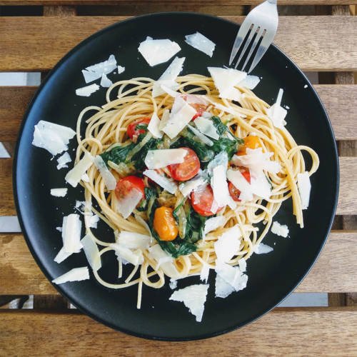 Spaghetti Primavera com Manjericão